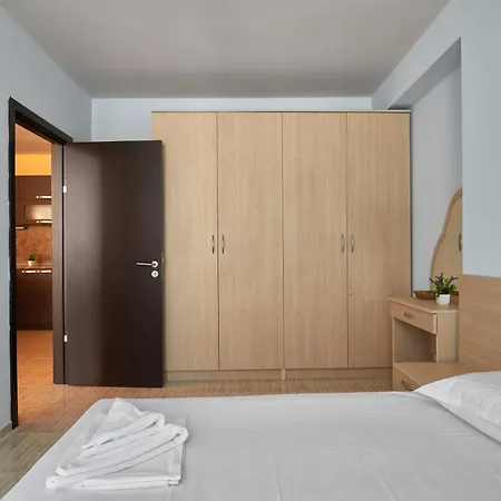 1-bedroom In A Quiet Area Sunny By Flat Mаnager 公寓 阳光海滩